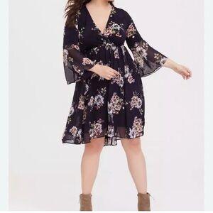 TORRIED Deep FLORAL Purple Dress Lond Bell Sleeves V Neck, 2 Exellent Condition